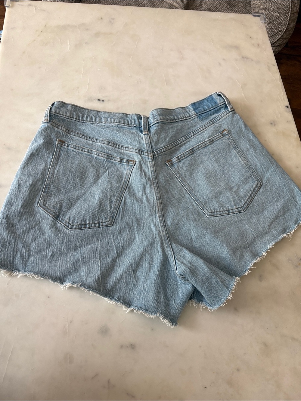 A&F Curve Love 90s Relaxed fit Light Blue Denim Frayed Hem Women’s Shorts - Picture 2 of 2